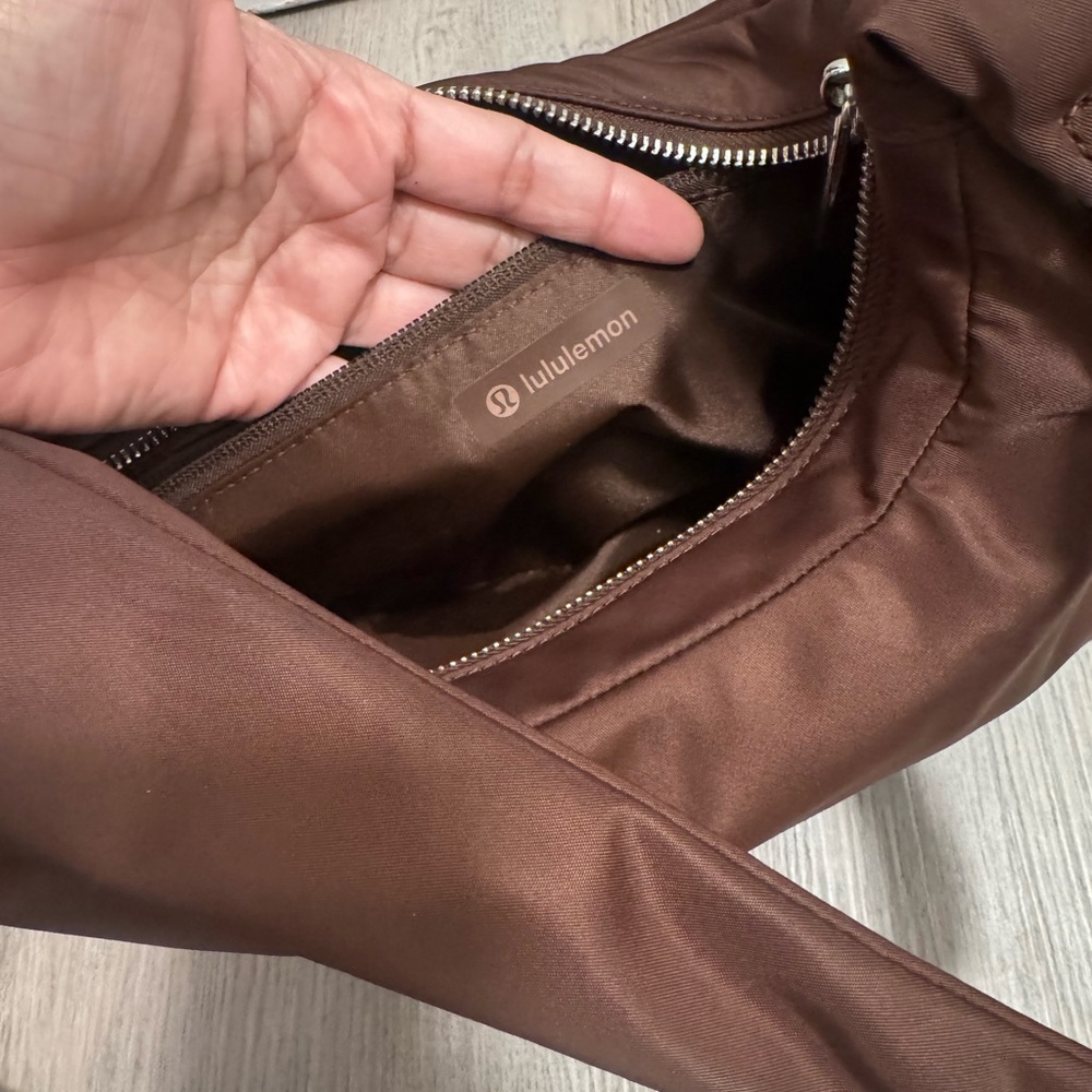 Lululemon City Essentials 4L Bag Lava Cake - Picture 6 of 7
